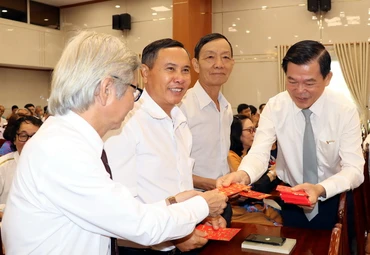 Bí thư Tỉnh ủy Đồng Nai Nguyễn Hồng Lĩnh lì xì đầu Xuân cho các đại biểu tại buổi họp mặt.