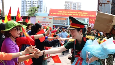 Người dân tỉnh Đồng Nai nồng nhiệt chào đón lực lượng tham gia diễu binh, diễu hành khi đi ga Biên Hòa ra đường Hưng Đạo Vương, thành phố Biên Hòa.