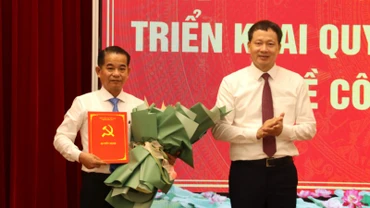 Đồng chí Vũ Hồng Văn, Bí thư Tỉnh ủy Đồng Nai trao quyết định của Ban Bí thư Trung ương Đảng chuẩn y đồng chí Thái Bảo giữ chức Phó Bí thư Tỉnh ủy.