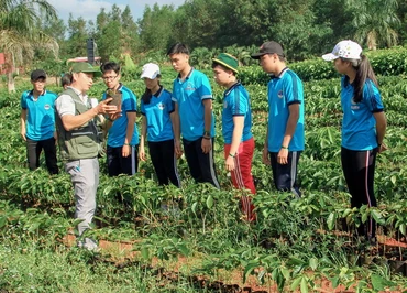 Học sinh tham quan du lịch tại Khu Bảo tồn thiên nhiên-văn hóa Đồng Nai.