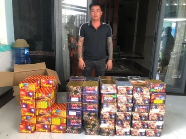 Đối tượng Nguyễn Đăng Hòa cùng tang vật.