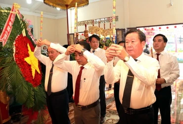 Các đồng chí lãnh đạo tỉnh Đồng Nai và thành phố Biên Hòa thực hiện nghi thức dâng hương.