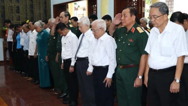 Nguyên Chủ tịch nước Nguyễn Minh Triết cùng các đại biểu dành phút mặc niệm tưởng nhớ công ơn vĩ đại của Chủ tịch Hồ Chí Minh và các Anh hùng liệt sĩ.