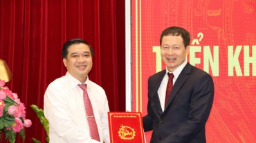 Bí thư Tỉnh ủy Đồng Nai Vũ Hồng Văn trao quyết định cho Phó Chủ tịch Ủy ban nhân dân tỉnh Hồ Văn Hà.