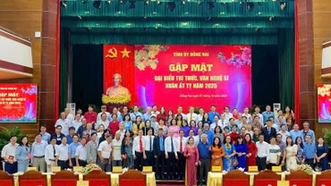 Lãnh đạo tỉnh Đồng Nai cùng với các văn nghệ sĩ, trí thức tại buổi gặp mặt.