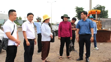 Bí thư Thành ủy Biên Hòa Hồ Văn Nam (bên phải) kiểm tra công tác giải phóng mặt bằng Dự án đường cao tốc Biên Hòa-Vũng Tàu, đoạn thuộc địa phận phường Phước Tân.