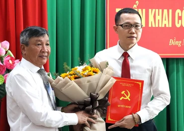 Phó Bí thư Thường trực Tỉnh ủy Đồng Nai Hồ Thanh Sơn trao quyết định và tặng hoa chúc mừng đồng chí Nguyễn Phong An.