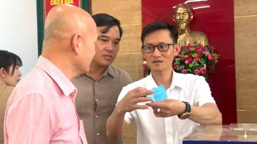 Người dân bốc thăm nhận suất tái định cư dự án cao tốc Biên Hòa-Vũng Tàu.