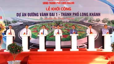 Các đại biểu thực hiện nhấn nút khởi công xây dựng dự án đường Vành đai 1 thành phố Long Khánh.