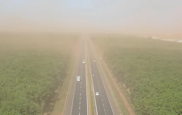 Bụi đỏ từ công trường sân bay Long Thành bao phủ đường cao tốc Thành phố Hồ Chí Minh - Long Thành - Dầu Giây.