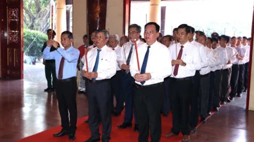 Các đồng chí lãnh đạo tỉnh Đồng Nai dâng hương bày tỏ lòng biết ơn vô hạn, thành kính tưởng nhớ công lao to lớn của Chủ tịch Hồ Chí Minh. 