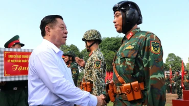 Đồng chí Nguyễn Trọng Nghĩa thăm, động viên chiến sĩ tham gia tập luyện diễu binh tại Sư đoàn 309.