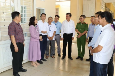 Bí thư Tỉnh ủy Đồng Nai Nguyễn Hồng Lĩnh trao đổi với cán bộ xã Quang Trung, huyện Thống Nhất. Đây là Đảng bộ có hơn 50% số lượng đảng viên là người theo Công giáo.