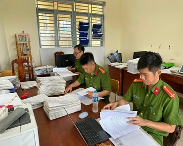 Lực lượng công an khám xét tại Trung tâm phát triển quỹ đất huyện Long Thành.