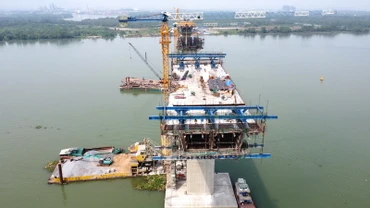 Vướng mặt bằng phía đầu cầu Đồng Nai khiến cầu Nhơn Trạch trên tuyến đường Vành đai 3 Thành phố Hồ Chí Minh bị ảnh hưởng tiến độ.