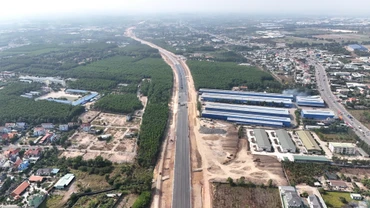 Thảm nhựa dự án cao tốc Biên Hòa-Vũng Tàu, đoạn qua địa bàn huyện Long Thành, tỉnh Đồng Nai.