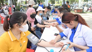 Khám bệnh, tư vấn sức khỏe, cấp phát thuốc miễn phí tại Ngày hội “Thanh niên công nhân – Lan tỏa năng lượng tích cực” năm 2025.