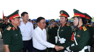 Thường trực Ban Bí thư Trần Cẩm Tú động viên lực lượng tham gia diễu binh đang luyện tập tại Đồng Nai.