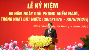Đồng chí Vũ Hồng Văn, Bí thư Tỉnh ủy, Trưởng Đoàn đại biểu Quốc hội tỉnh Đồng Nai đọc diễn văn tại Lễ kỷ niệm.