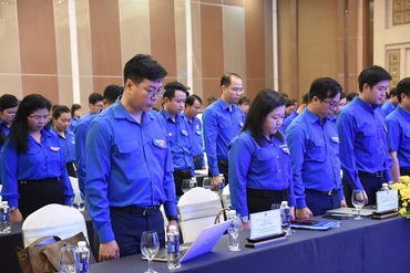 Các đại biểu đã dành một phút mặc niệm tưởng nhớ Tổng Bí thư Nguyễn Phú Trọng.