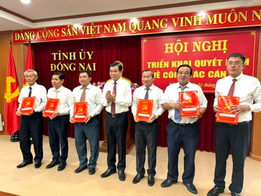 Bí thư Tỉnh ủy Đồng Nai Nguyễn Hồng Lĩnh trao các quyết định về công tác cán bộ.