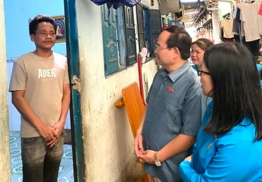 Trưởng Đoàn đại biểu Quốc hội tỉnh Đồng Nai Quản Minh Cường cùng Chủ tịch Liên đoàn Lao động tỉnh Nguyễn Thị Như Ý tìm hiểu đời sống công nhân ở trọ tại xã Thạnh Phú, huyện Vĩnh Cửu.
