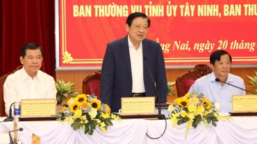 Đồng chí Phan Đình Trạc, Ủy viên Bộ Chính trị, Bí thư Trung ương Đảng, Trưởng Ban Nội chính Trung ương, Trưởng Đoàn kiểm tra phát biểu tại hội nghị.