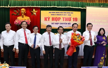 Bí thư Tỉnh ủy Đồng Nai Nguyễn Hồng Lĩnh cùng các đồng chí lãnh đạo tỉnh chúc mừng đồng chí Võ Tấn Đức được bầu giữ chức Chủ tịch Ủy ban nhân dân tỉnh Đồng Nai. 