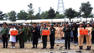 Bí thư Tỉnh ủy Đồng Nai Nguyễn Hồng Lĩnh cùng Ban Chỉ đạo diễn tập phòng thủ tỉnh tặng quà động viên các đơn vị tham gia. 