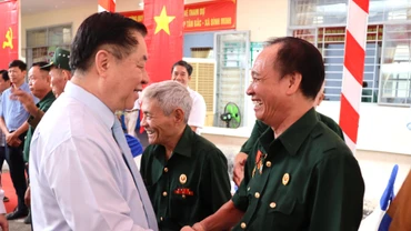 Đồng chí Nguyễn Trọng Nghĩa cùng người dân ấp Tân Bắc, xã Bình Minh, huyện Trảng Bom, tỉnh Đồng Nai.