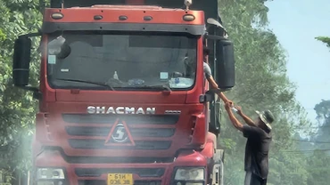Ngang nhiên thu tiền xe tải tại đường Suối Sao 2, ấp Lộ Đức, xã Hố Nai 3, huyện Trảng Bom, tỉnh Đồng Nai.