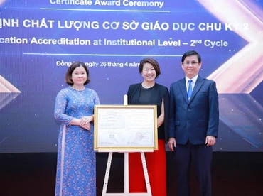 Lãnh đạo Trung tâm Kiểm định chất lượng giáo dục Đại học Quốc gia Thành phố Hồ Chí Minh trao chứng nhận đạt chuẩn kiểm định chất lượng chu kỳ 2 cho Trường đại học Lạc Hồng.