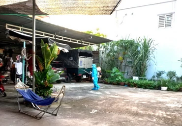 Phun thuốc khử trùng khu vực nhà anh T.