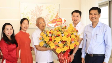 Bí thư Tỉnh ủy Đồng Nai Vũ Hồng Văn (thứ hai từ phải qua) thăm, chúc mừng đồng chí Phan Văn Trang nhân dịp kỷ niệm 95 năm Ngày thành lập Đảng Cộng sản Việt Nam.