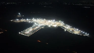 Ban đêm trên công trường gói thầu thi công nhà ga hành khách sân bay Long Thành. Thiết kế hình hoa sen lộ diện dưới ánh sáng đèn thi công.