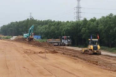 Thi công dự án đường cao tốc Biên Hòa-Vũng Tàu, đoạn qua địa bàn xã An Phước, huyện Long Thành.