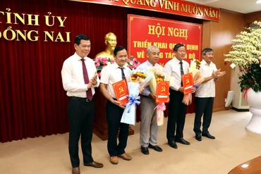 Bí thư Tỉnh ủy Đồng Nai Nguyễn Hồng Lĩnh và Phó Bí thư Thường trực Tỉnh ủy Hồ Thanh Sơn trao quyết định và tặng hoa chúc mừng các đồng chí nhận quyết định.