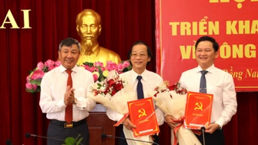 Phó Bí thư Thường trực Tỉnh ủy Đồng Nai Hồ Thanh Sơn trao quyết định cho đồng chí Nguyễn Hữu Nguyên (bên phải) và đồng chí Bùi Quang Huy (bên trái).