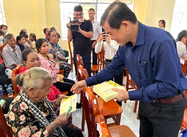 Bí thư Tỉnh ủy Đồng Nai Nguyễn Hồng Lĩnh trao quà Tết cho người dân.