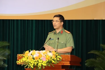 Đại tá Nguyễn Hồng Phong, Giám đốc Công an tỉnh Đồng Nai trả lời chất vấn về đấu tranh với tội phạm sử dụng công nghệ cao tại Kỳ họp thứ 18.