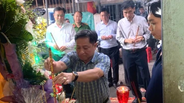 Đại diện cấp ủy, chính quyền thị trấn Hiệp Phước, huyện Nhơn Trạch đến viếng, chia buồn cùng gia đình anh Huỳnh Chí Phúc.