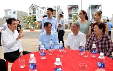 Bí thư Tỉnh ủy Đồng Nai Nguyễn Hồng Lĩnh (bên trái) tìm hiểu đời sống của người dân Khu tái định cư Lộc An-Bình Sơn.