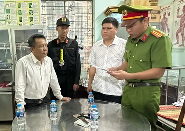 Cơ quan Cảnh sát điều tra Công an thành phố Biên Hòa đọc lệnh khởi tố bị can đối với Nguyễn Văn Nhuần.