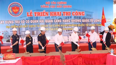 Các đại biểu thực hiện nghi thức khởi công dự án Trụ sở cơ quan Hải quan sân bay Long Thành.
