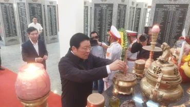 Đồng chí Phan Đình Trạc cùng đoàn công tác dâng hương tri ân các anh hùng liệt sỹ tại Đài tưởng niệm Núi Nhạn.