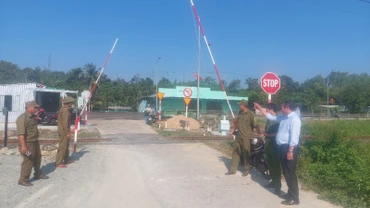 Lãnh đạo Ủy ban nhân dân xã An Phú kiểm tra, động viên kíp trực gác chắn.