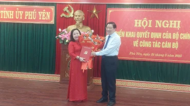 Đồng chí Phan Đình Trạc trao quyết định Bí thư Tỉnh ủy Phú Yên cho đồng chí Cao Thị Hòa An.