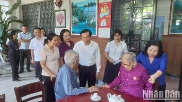 Đồng chí Cao Thị Hòa An, Phó Bí thư Thường trực Tỉnh ủy Phú Yên thăm các Mẹ Việt Nam Anh hùng.
