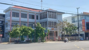 Trụ sở UBND Phường 2 sau khi sáp nhập được giao cho Trung tâm Cung ứng dịch vụ công ích thành phố Tuy Hòa sử dụng nhưng đã tạm ngừng sửa chữa.