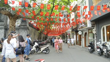 Không khí cờ hoa rực rỡ hiện diện đến từng con ngõ nhỏ tại Hà Nội